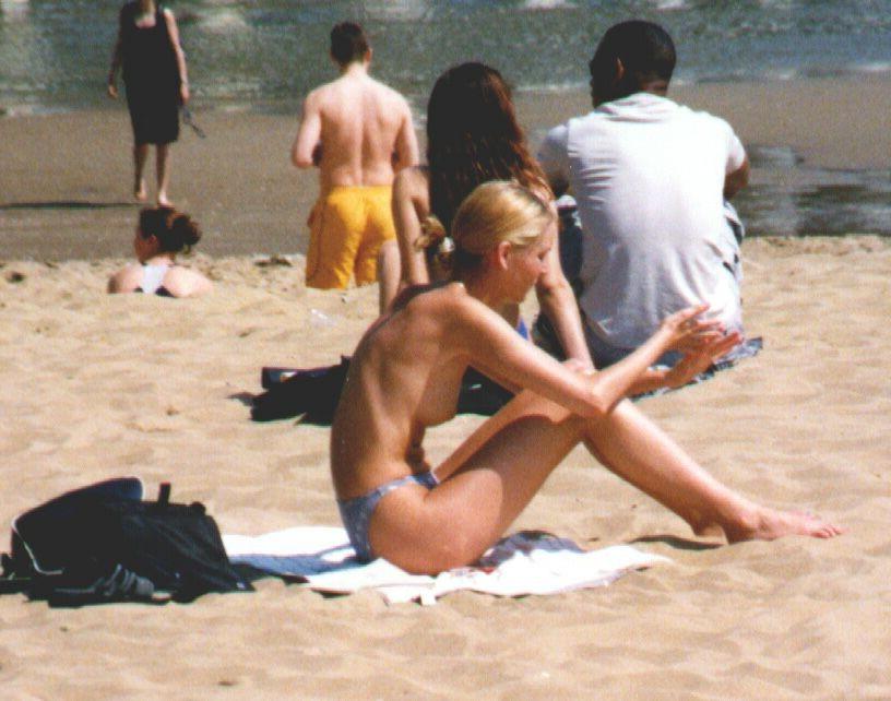 15P Nude couple get on cam playing around and having beach sex
