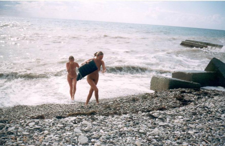 15P Nude couple get on cam playing around and having beach sex