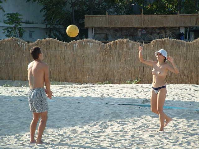 15P Nude couple get on cam playing around and having beach sex
