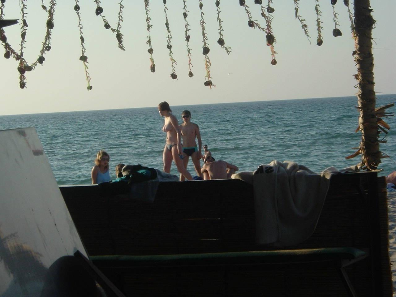 15P Nude couple get on cam playing around and having beach sex