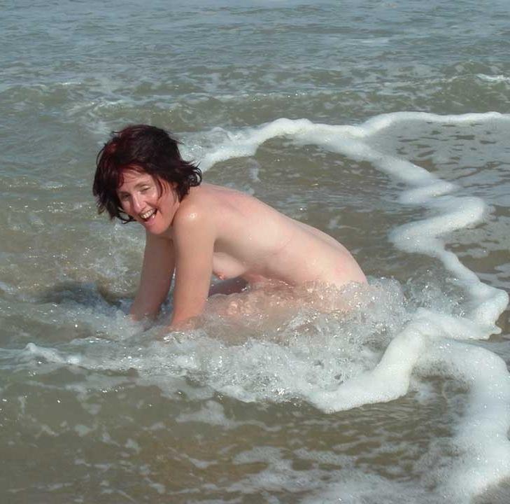 15P Nude couple get on cam playing around and having beach sex