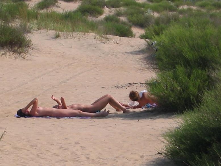 15P Nude couple get on cam playing around and having beach sex