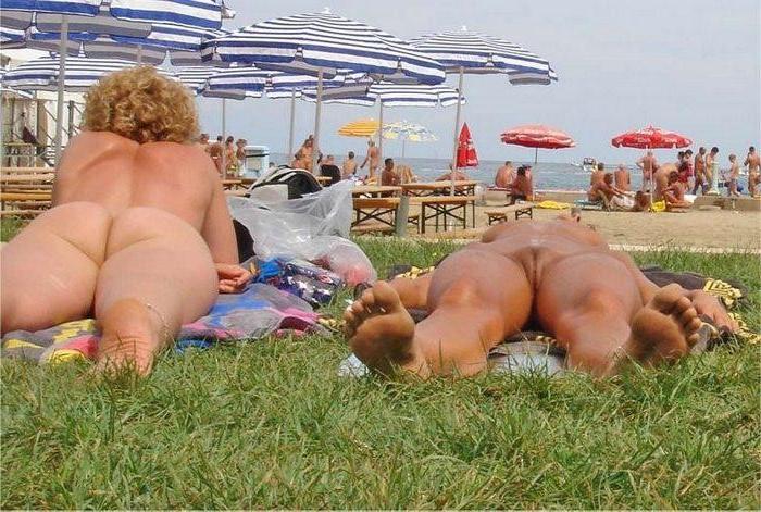 15P Nude couple get on cam playing around and having beach sex