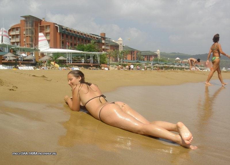 15P Amateur teen GF poses on beach in bikini and gives blowjob to BF