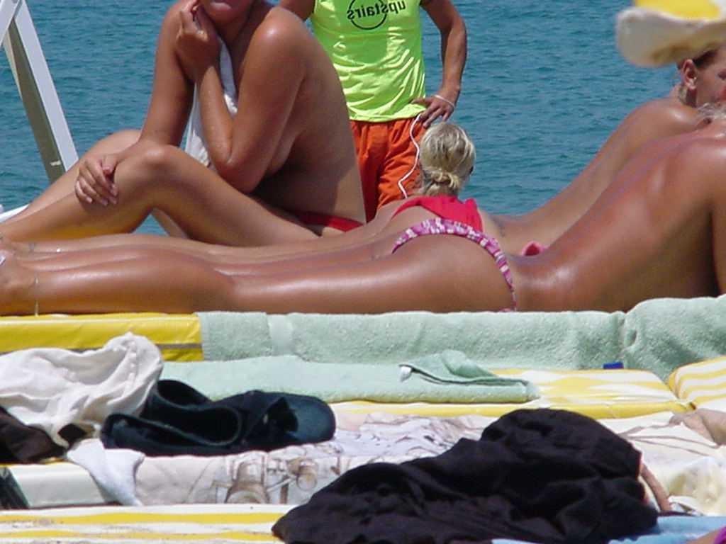 15P Sexy babe impresses the nude beach with her body