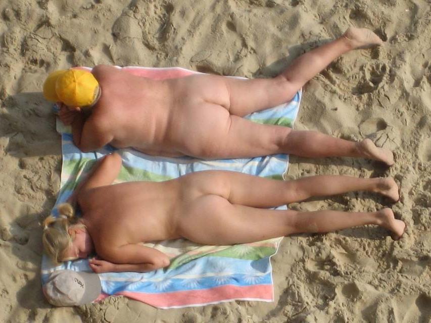 15P Cock hungry chick blowing her guy on the beach