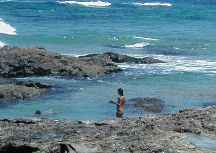 15P Cock hungry chick blowing her guy on the beach