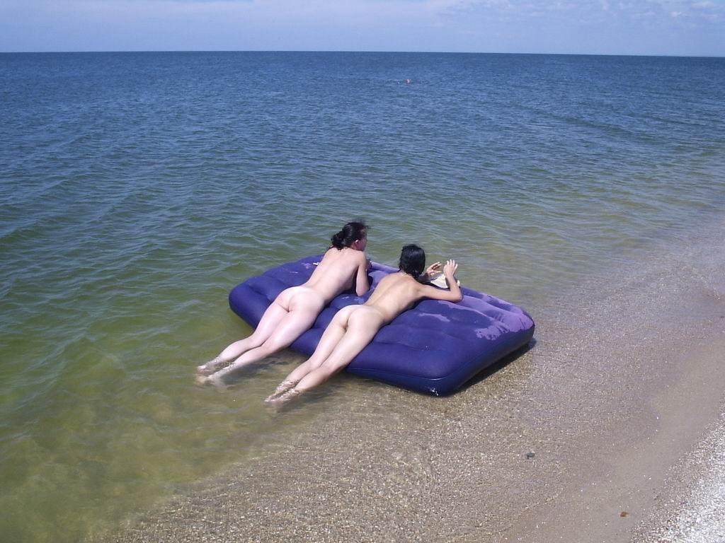 15P Cock hungry chick blowing her guy on the beach