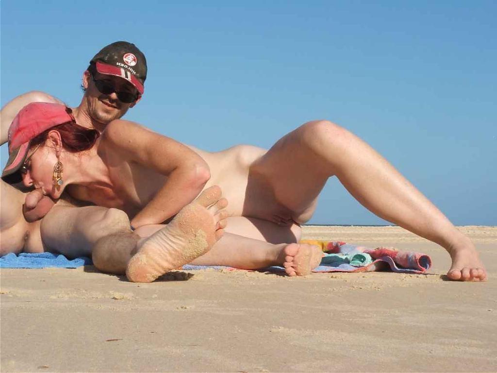15P Cock hungry chick blowing her guy on the beach
