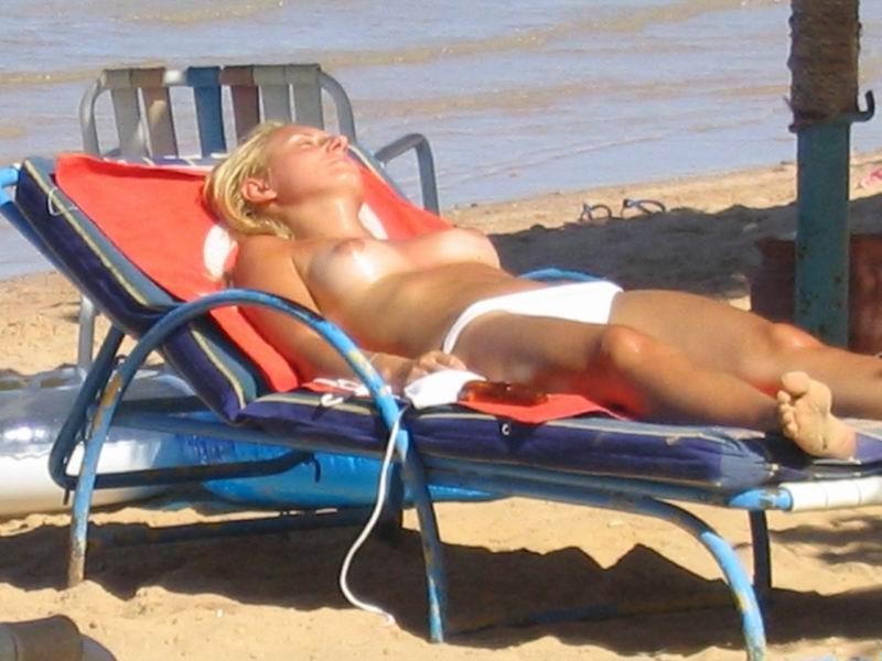 15P Cock hungry chick blowing her guy on the beach
