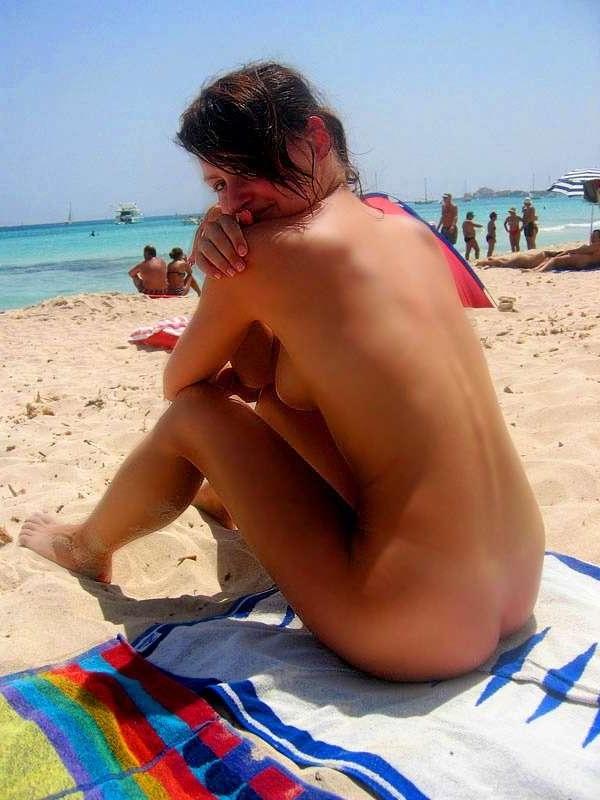15P Cock hungry chick blowing her guy on the beach
