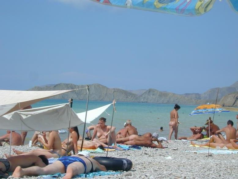 15P Public beach just got hotter with a busty nudist