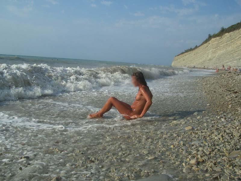 15P Busty chick shows her naked body at the nude beach