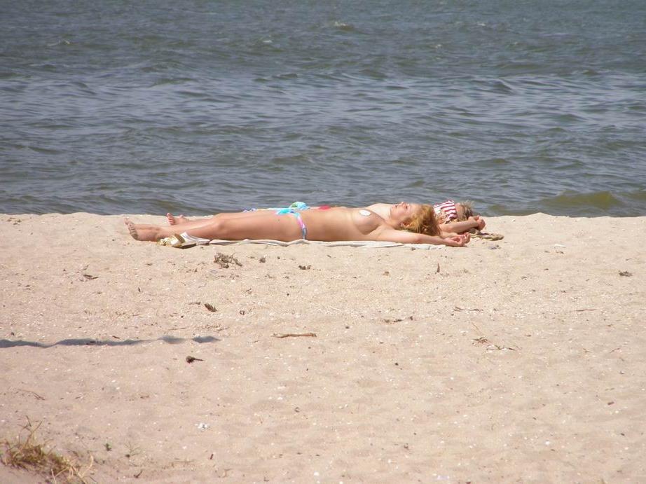 15P Pin up teen shows off her body at the nude beach