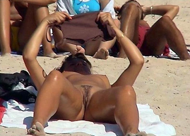 15P Nudist beach shows off two gorgeous naked teens