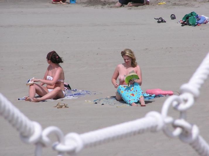 15P Teen nudists expose themselves at a public beach