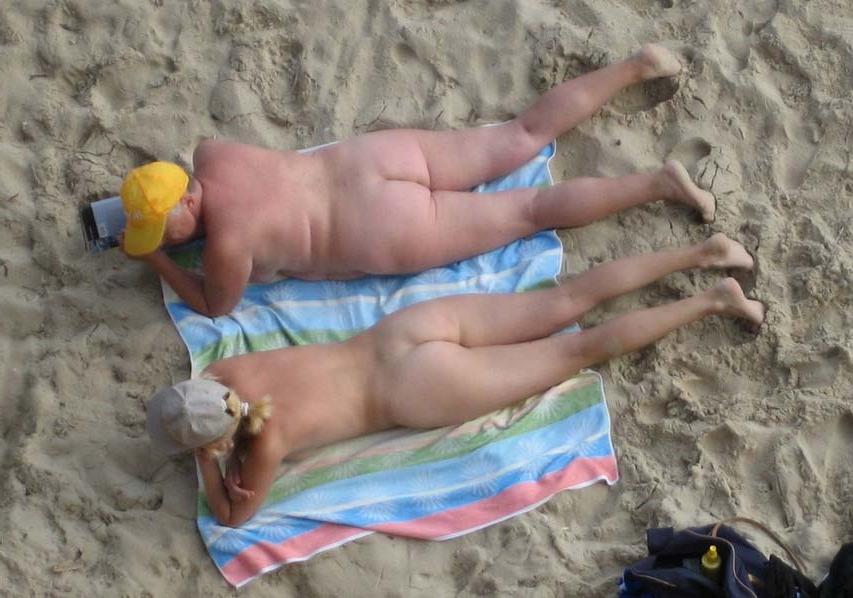 15P Teen nudists expose themselves at a public beach