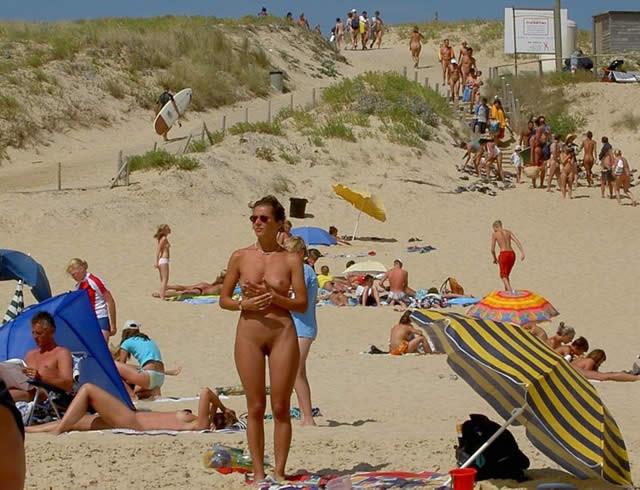 15P Für zwei nackte Teenager ist es einfach, am Strand Spaß zu haben
