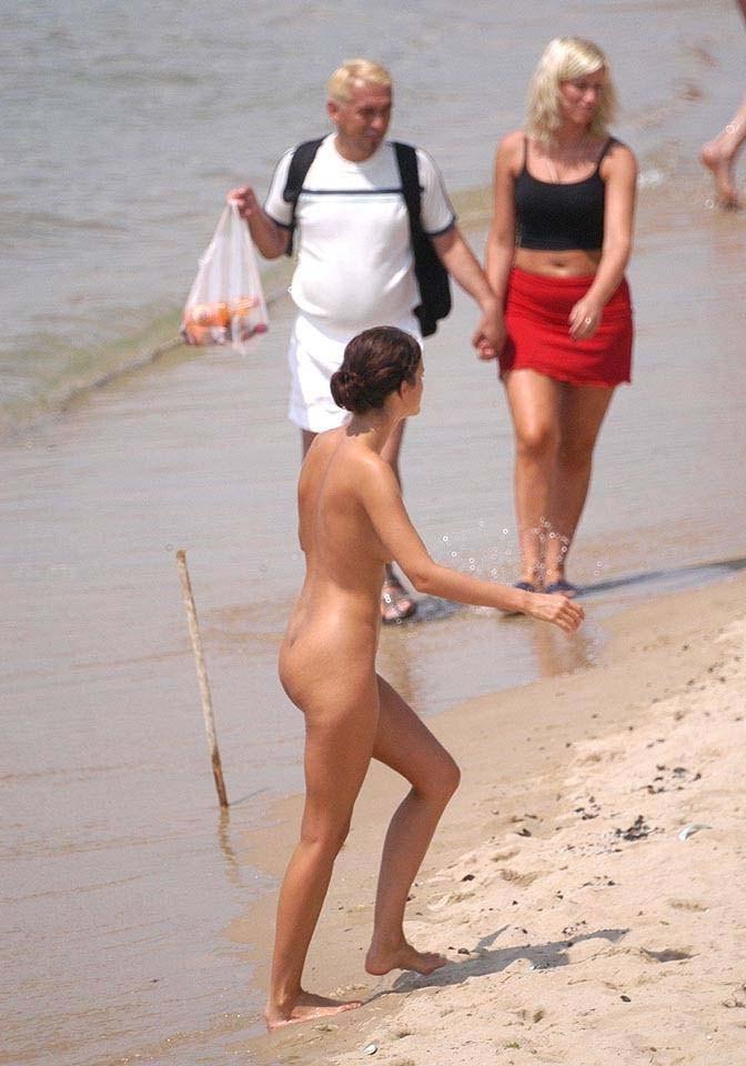15P Für zwei nackte Teenager ist es einfach, am Strand Spaß zu haben