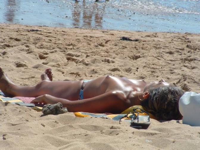 15P Für zwei nackte Teenager ist es einfach, am Strand Spaß zu haben