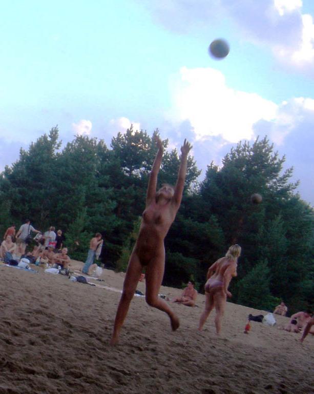 15P Für zwei nackte Teenager ist es einfach, am Strand Spaß zu haben