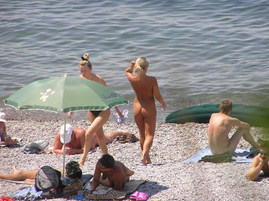 15P Für zwei nackte Teenager ist es einfach, am Strand Spaß zu haben