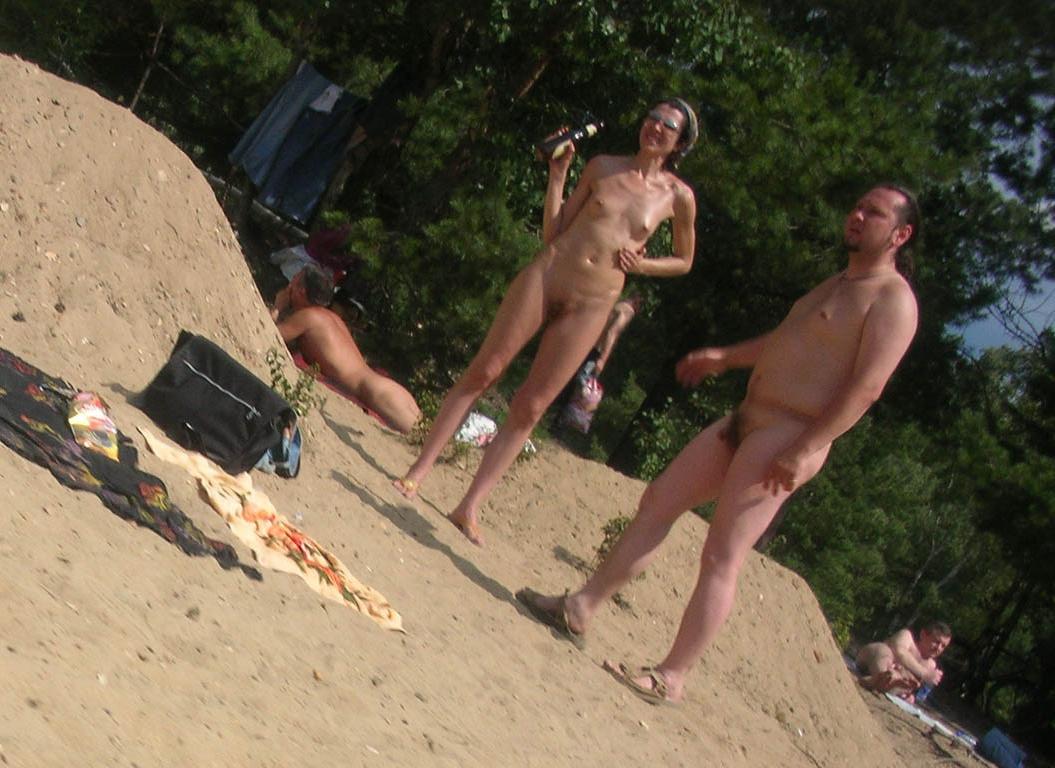 15P Für zwei nackte Teenager ist es einfach, am Strand Spaß zu haben