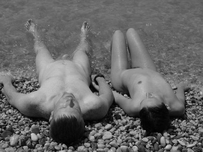 15P This teen nudist strips bare at a public beach