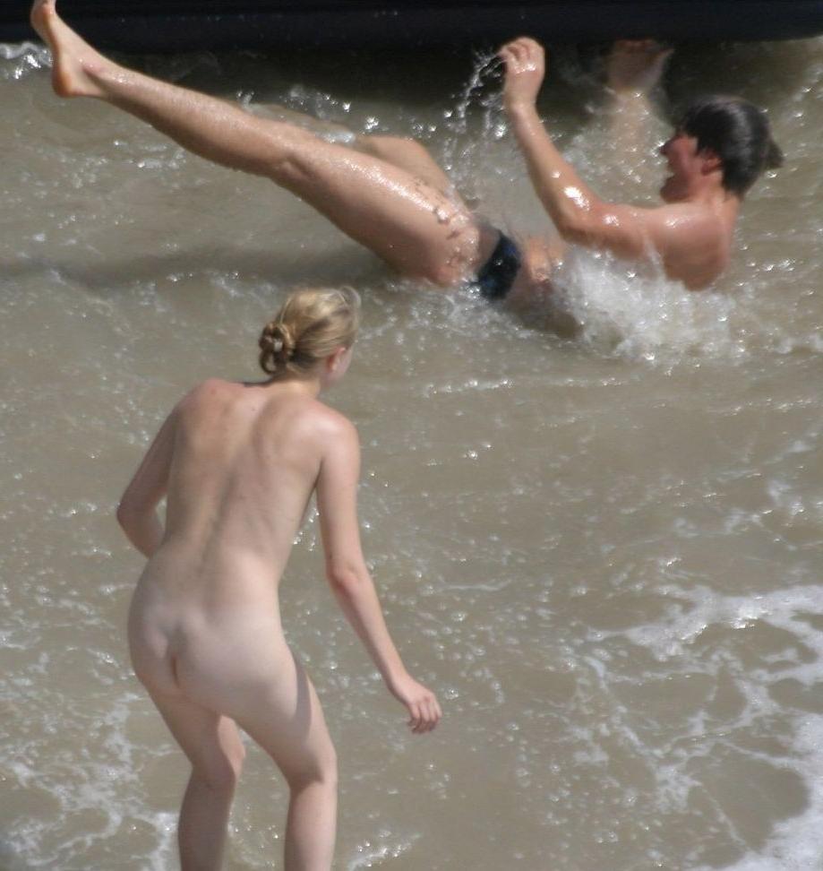 15P She's not shy about exposing herself at the beach