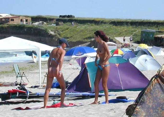 15P She's not shy about exposing herself at the beach