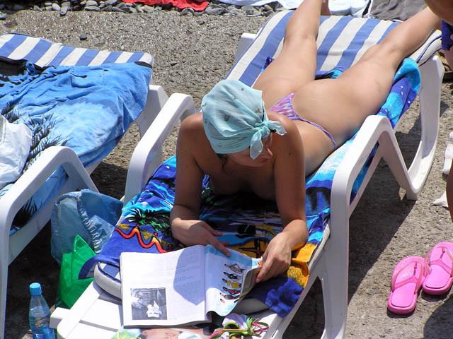 15P She's not shy about exposing herself at the beach