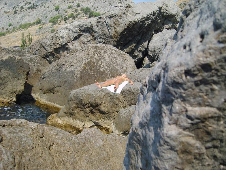 15P She's not shy about exposing herself at the beach