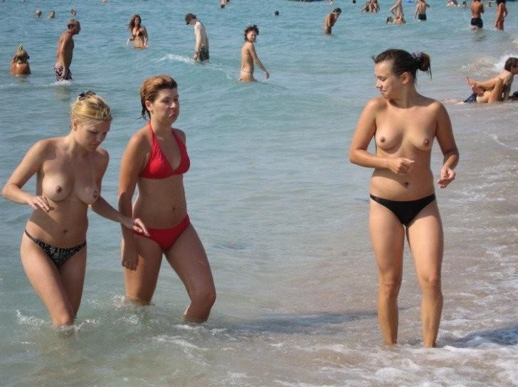 15P Young nudist shows off her slim body at the beach