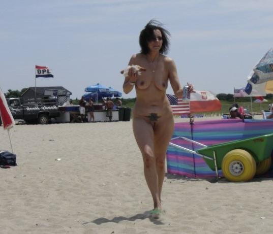 15P Sexy, kurvenreiche Süße zieht sich an einem FKK-Strand aus