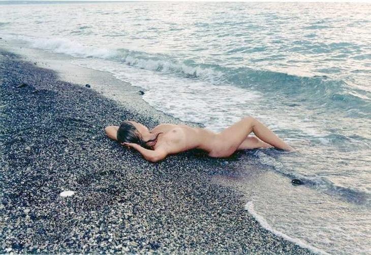 15P Sexy, kurvenreiche Süße zieht sich an einem FKK-Strand aus
