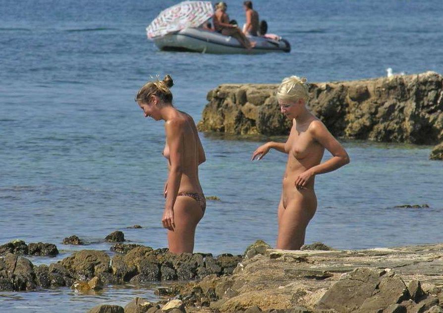 15P Naked couple caught playing in cowgirl right on the beach