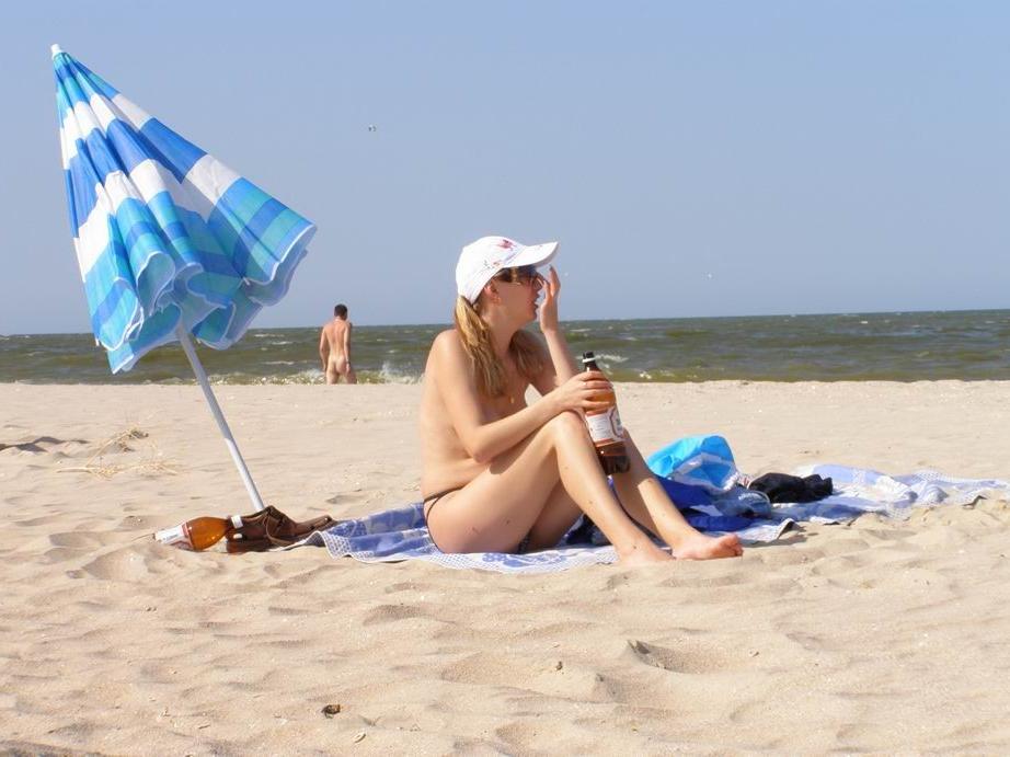 15P Blonde amazes the nude beach with her sexy body