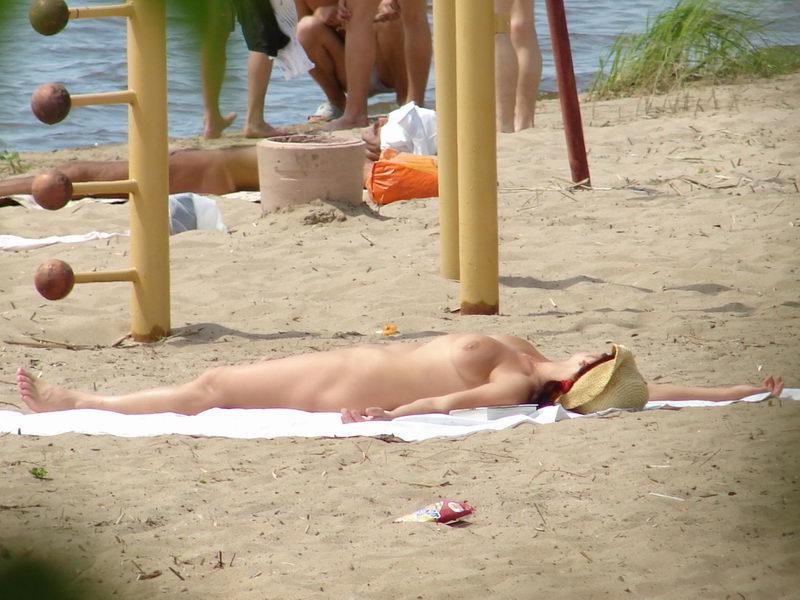 15P Sexy teen chick shows her naked body at the nude beach