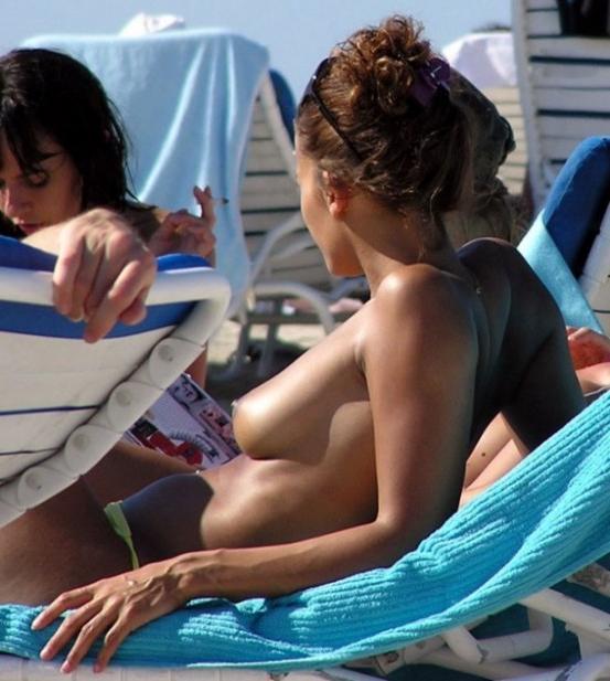 15P Two nudist friends get an even tan at the beach