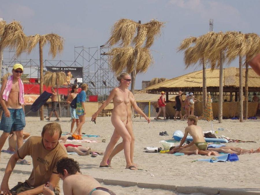 15P Young nudist shows off her slim body at the beach
