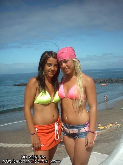 15P Sexy girlfriend on a nude beach