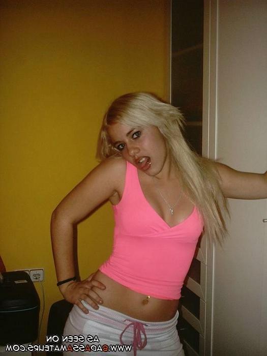 15P Sexy girlfriend on a nude beach