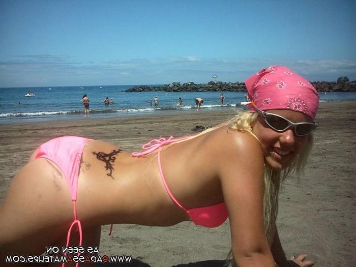 15P Sexy girlfriend on a nude beach