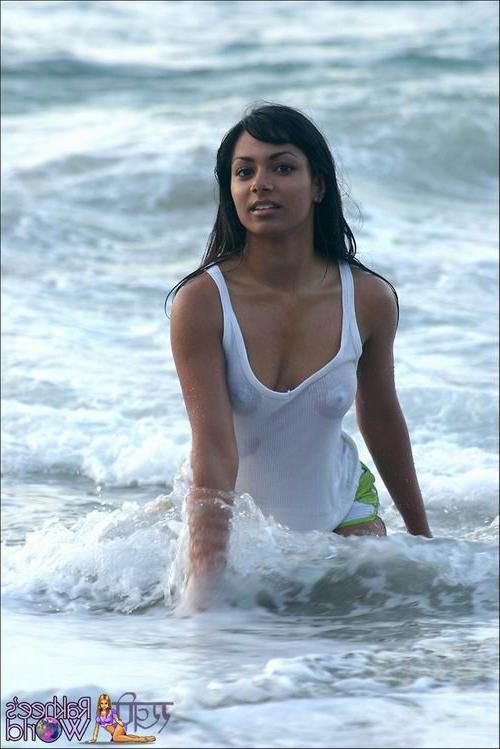 16P Indian babe posing at the beach
