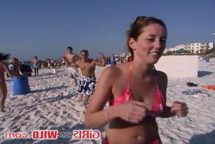10P Beach babe and friends going wild