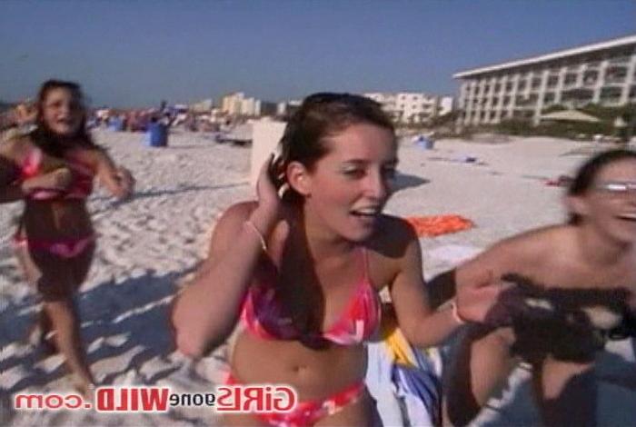 10P Beach babe and friends going wild