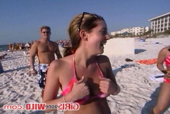 10P Beach babe and friends going wild
