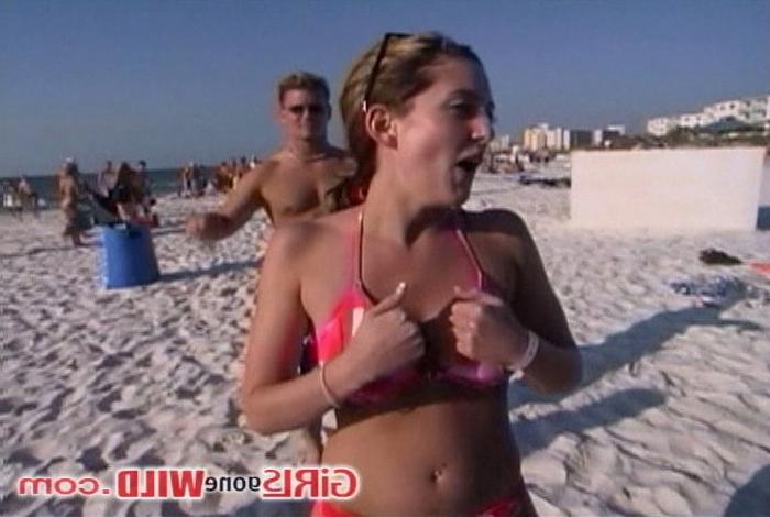 10P Beach babe and friends going wild