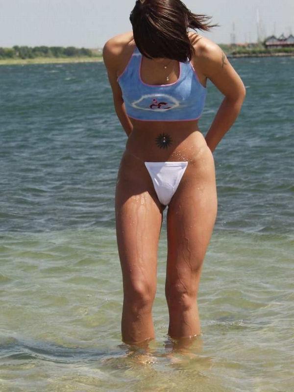 16P Nudist wife playing with her pussy on the beach