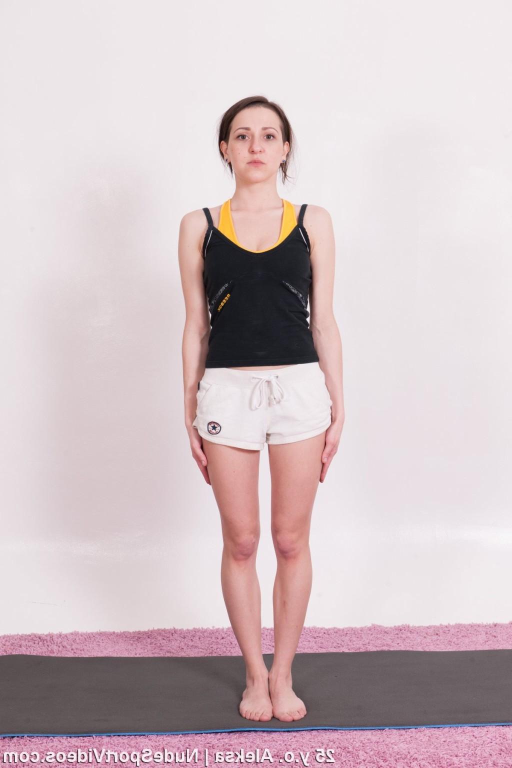 11P Amateur brunette undresses and exercises at once